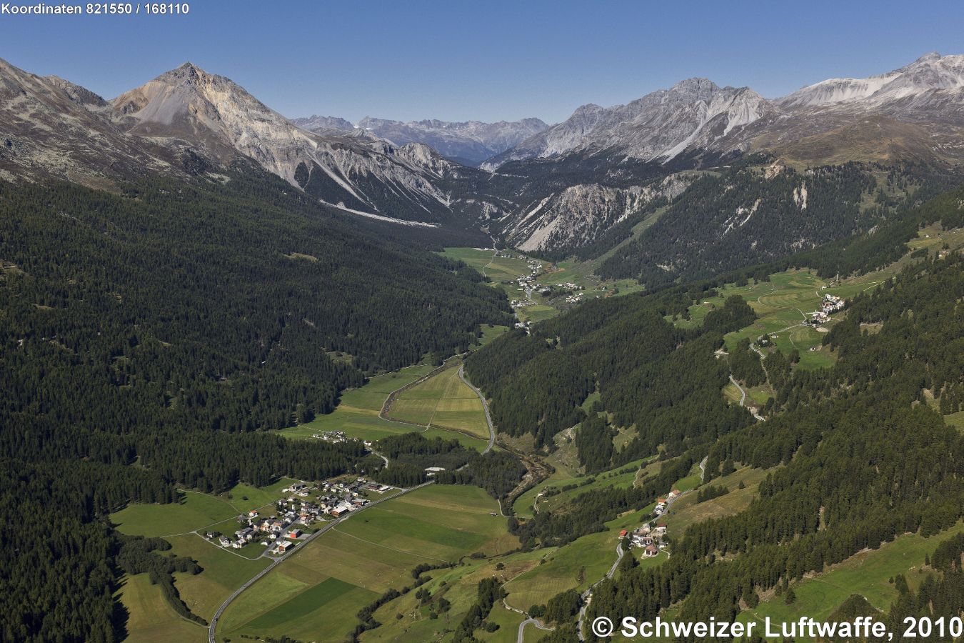 Blick von Fuldera (Position: 2'824'569.32, 1'166'158.99) NW-wärts Richtung Ofenpass. - Fuldera unten im Bild, NE-wärts unten im Bild: Lüsai. Bildmitte: Tschierv. Bildmitte oben: Ofenpass, (verdeckt) Unterengadin. Südlich (links): Piz Daint, nördlich: Piz Nair.